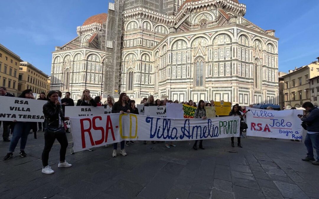 Protesta delle RSA in piazza a Firenze: o arrivano gli aiuti per i rincari delle bollette o in molti chiuderanno