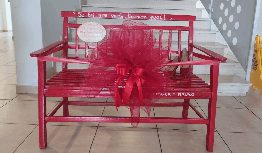 Una Panchina Rossa al Villone Puccini: un simbolo contro la violenza sulle donne